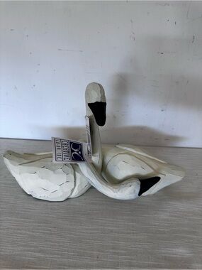 🥕 NWT Creative Co-Op Set of 2 Resin Hugging Swans
